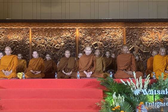 Foto: Bhante Dhammavuddho menyampaikan sambutannya dalam acara penyambutan biksu thudong yang digelar di Taman Mini Indonesia Indah (TMII), Jakarta, Selasa (14/5/2024).