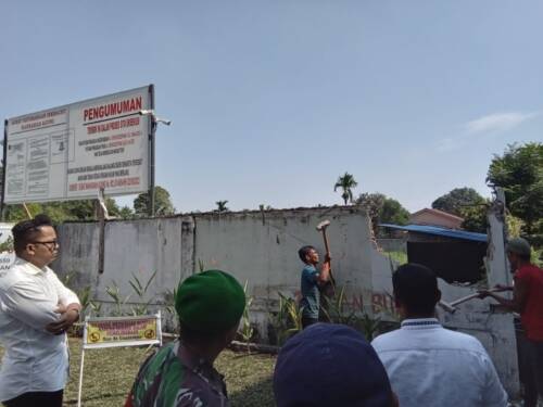 Foto: PN Medan membongkar tembok sengketa Contempo dan pihak perumahan Yuu Contempo di Jalan Brigjen Zein Hamid, Lingkungan VII, Kelurahan Titi Kuning, Kecamatan Medan Johor, Senin (6/5/2024).