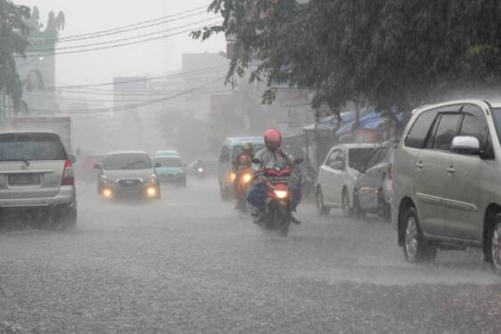 Foto: Hujan lebat turun.