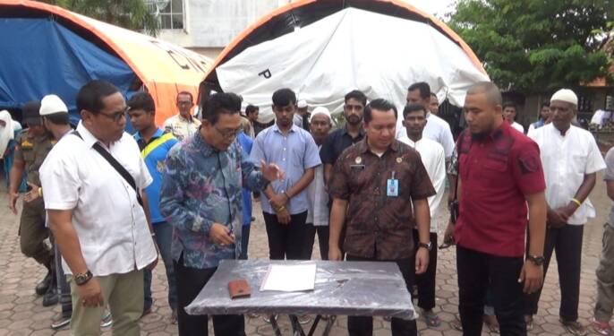 Foto: Imigrasi Meulaboh angkut 11 WN Bangladesh ke Sumut dari pengungsian.