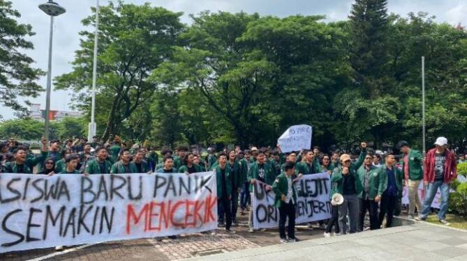 Foto: Mahasiswa USU demo protes kenaikan UKT.