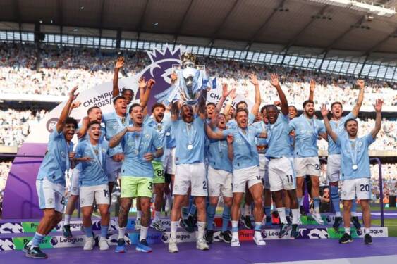 Foto: Manchester City mengangkat piala juara Liga Premier Inggris 2024.