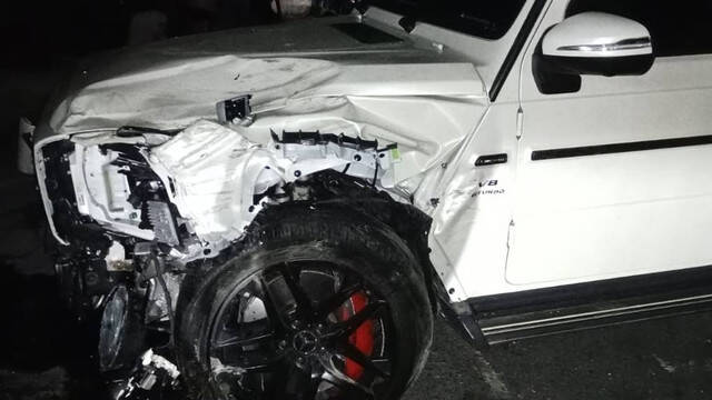 Foto: Mobil Mercedez Benz G Class yang tabrak motor dan mobil di Medan.