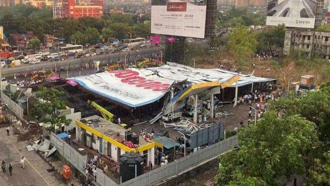 Foto: Papan Reklame Ambruk
