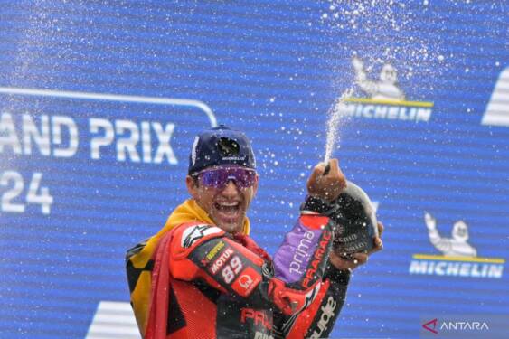 Foto: Pemenang balapan Pembalap Prima Pramac Racing Spanyol Jorge Martin merayakan di podium balapan Grand Prix MotoGP Prancis di sirkuit Bugatti di Le Mans, barat laut Prancis, Minggu (12/5/2024).