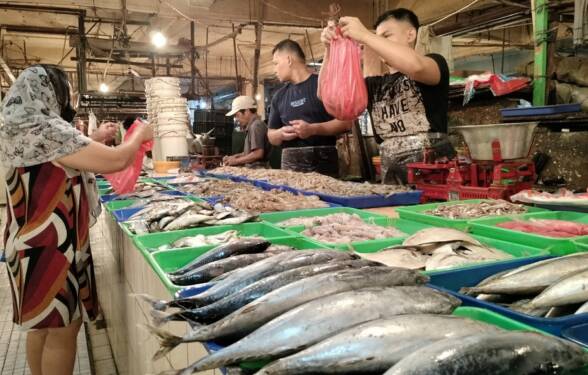 Foto: Penjual ikan di pasar.
