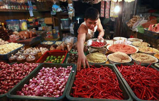 Foto: Penjualan cabai dan bawang di pasar.
