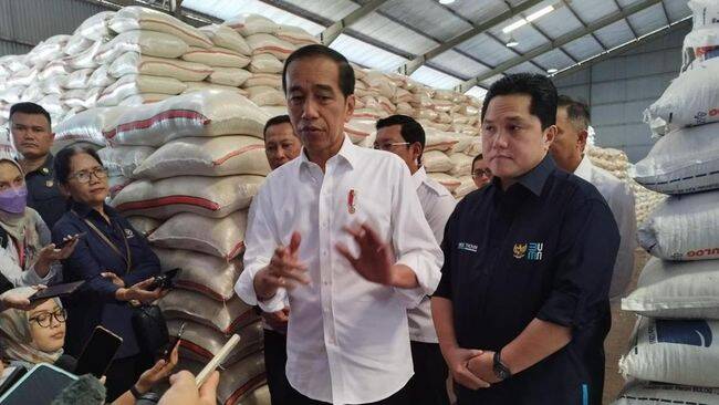 Foto: Presiden Jokowi memastikan cadangan beras pemerintah di Perum Bulog masih aman menjelang Idul Adha 1445 H.