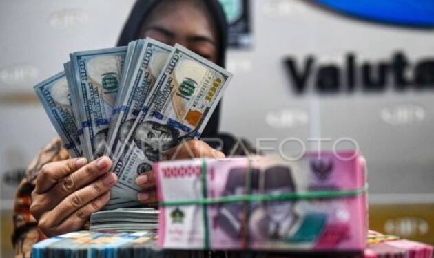Foto: Rupiah bertengger di RpRp16.125 per dolar AS pada Selasa (14/5). Mata uang Garuda melemah 44 poin atau minus 0,28 persen dari perdagangan sebelumnya.