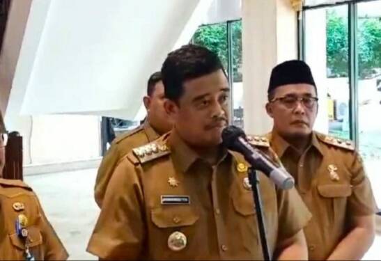 Foto: Wali Kota Medan Bobby Nasution saat menjelaskan soal pencurian di rumah dinas.