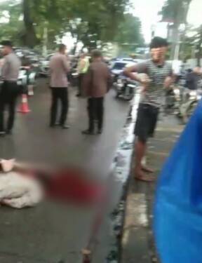 Foto: Wanita pengendara sepeda motor tewas kecelakaan di Jalan SM Raja Medan.