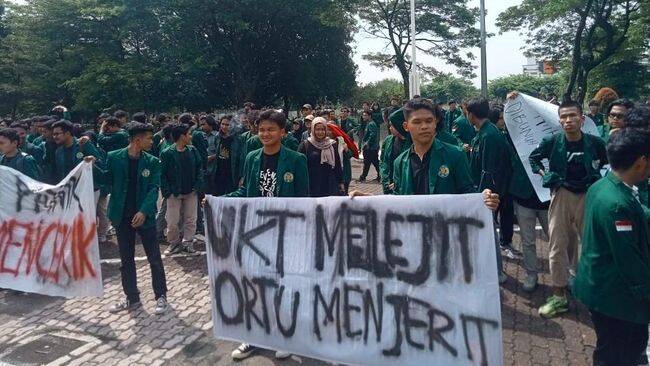 Foto: Mahasiswa USU unjuk rasa menuntut sejumlah hal. Salah satunya menolak kenaikan UKT dan IPI.