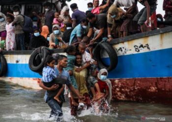 Bocah Rohingya Buang Makanan Diberikan Donatur, Netizen Murka