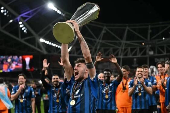 Foto: Bek Atalanta Matteo Ruggeri mengangkat trofi Liga Europa setelah Atalanta mengalahkan Bayer Leverkusen 3-0 dalam final Liga Europa musim ini di Dublin Arena, Dublin, Irlandia, pada 22 Mei 2024.