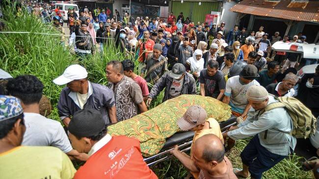 Foto: Petugas dibantu warga melakukan evakuasi jenazah korban meninggal pasca banjir bandang di Nagari Bukik Batabuah, Agam, Sumatera Barat, Minggu (12/5/2024).
