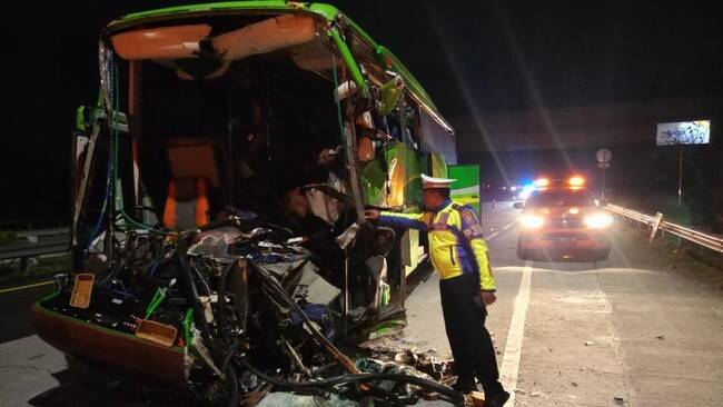 Foto: Bus pariwisata yang membawa rombongan siswa SMP PGRI 1 Wonosari Malang terlibat kecelakaan di Tol Jombang-Mojokerto, Selasa (21/5).