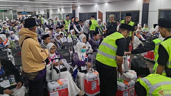 Foto: Petugas saat mengatur para jamaah haji Indonesia kloter pertama pemberangkatan ke Mekkah melalui Bandara Internasional Soekarno-Hatta, Tangerang.