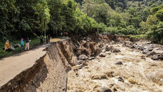 Foto: Jalan lintas yang putus tergerus banjir bandang.