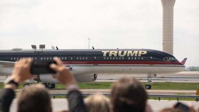 Foto: Jet Pribadi Donald Trump Tabrakan di Bandara