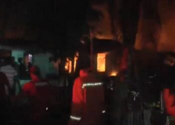 Kebakaran Hebat, 12 Rumah di Asrama TNI AD Ludes Dilalap Api