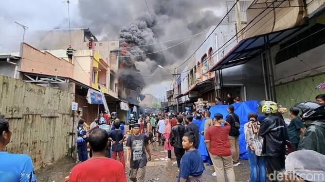 Foto: Kebakaran melanda Pasar Raya Padang.