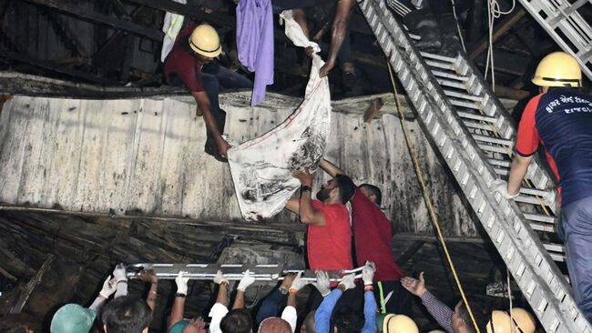 Foto: Proses evakuasi korban kebakaran tempat hiburan di India.