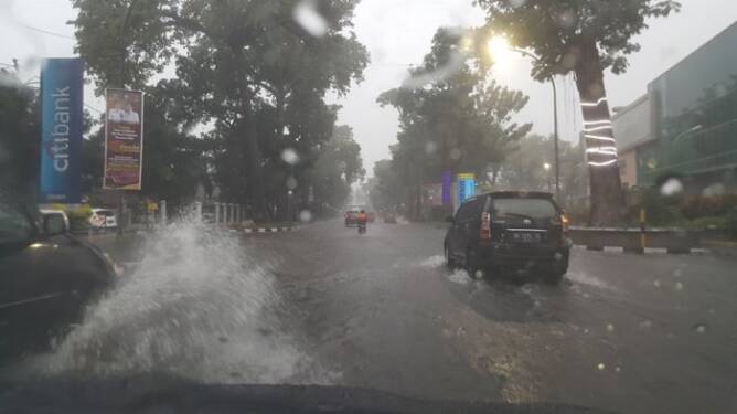 Foto: Hujan lebat mengguyur Kota Medan.