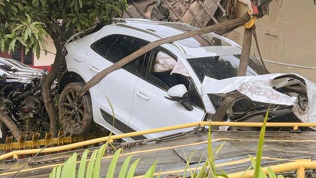 Foto: Polisi memeriksa pengemudi Porsche yang menabrak Kantor Satuan Samapta Polrestabes Medan.
