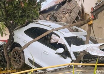 Kecelakaan di Medan, Mobil Mewah Porsche Nyangkut di Pagar