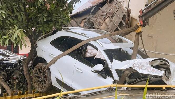 Foto: Mobil Porsche yang terlibat tabarakan di Medan.
