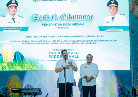 Foto: Wali Kota Medan Bobby Nasution didampingi Wakil Wali Kota Medan Aulia Rachman saat menyampaikan sambutan saat perayaan Paskah Oikumene Pemko Medan di Gedung Pardede Hall, Medan, Rabu (8/5/2024).