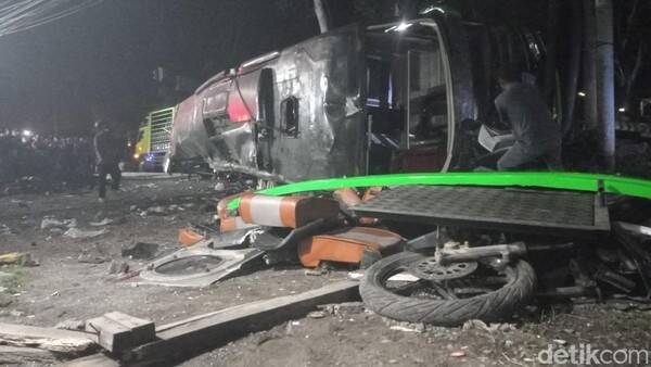 Foto: Insiden kecelakaan bus terguling di Ciater, Kabupaten Subang, Jawa Barat.