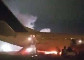 Mengerikan! Pesawat Terbakar-Tergelincir di Landasan, 10 Orang Terluka
