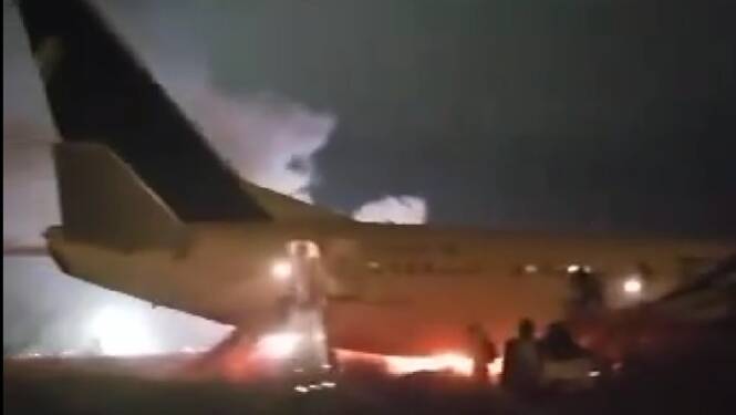 Foto: Pesawat Boeing 737-300 terbakar dan tergelincir keluar landasan pacu, pada Rabu (8/5/2024).
