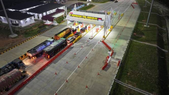 Foto: Potret kendaraan saat melintasi Gerbang Tol Kisaran.