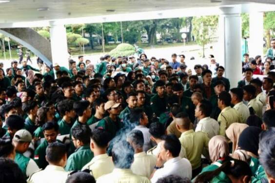 Foto: Demo mahasiswa di USU imbas kenaikan UKT hingga 100 persen. Kemendikbud mengklaim PTN tetap lebih murah dari swasta.