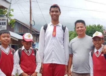 Viral! Bocah SD setinggi 2 Meter Susah Cari Ukuran Baju