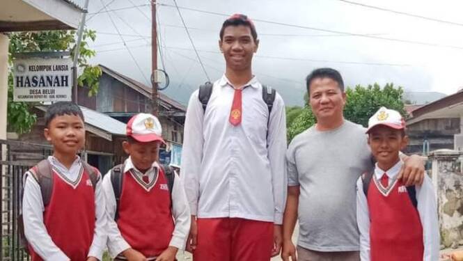 Foto: Sagil bersama teman-teman dan guru.