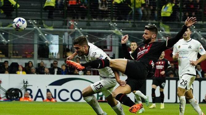 Foto: Pemain AC Milan Olivier Giroud berebut bola dengan pemain Genoa pada lanjutan Liga Italia Serie A 2021/2022 di San Siro, Milan, Italia.