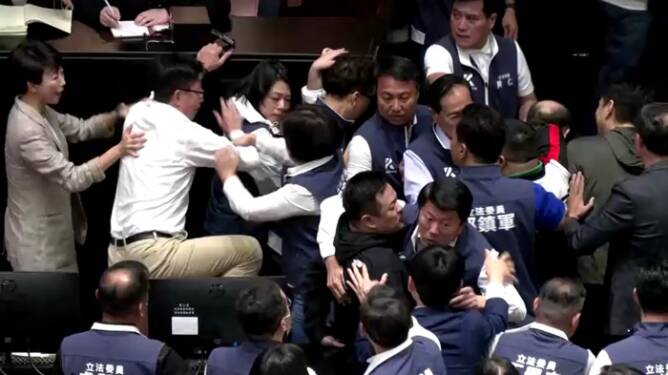 Foto: Suasana kacau terjadi di rapat parlemen Taiwan beberapa hari sebelum sebelum presiden terpilih Lai Ching-Te menjabat tanpa mayoritas legislatif.