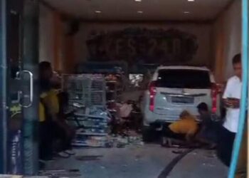 Kencang, Mobil Putih Terobos Minimarket di Amir Hamzah Medan
