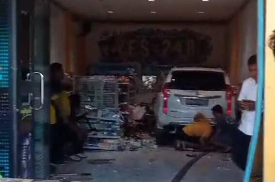 Foto: Kondisi mobil menabrak minimarket hingga masuk ke dalam sebuah minimarket.
