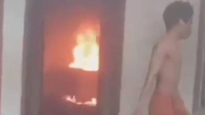 Foto: Tangkapan layar video seorang pria membakar rumahnya sendiri karena diduga kecanduan narkoba.