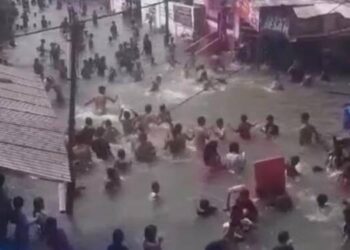 Diterjang Rob, Warga Belawan Ramai-ramai Berendam di Jalan