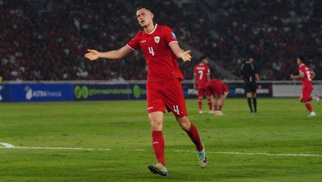 Foto: Pemain timnas Indonesia Jay Idzes berpose setelah membawa timnya Venezia menang pada pekan ke-37 Serie B Italia saat mengalahkan FeralpiSalo 2-1 di Stadion Pier Luigi Penzo, Minggu (5/5/2024).