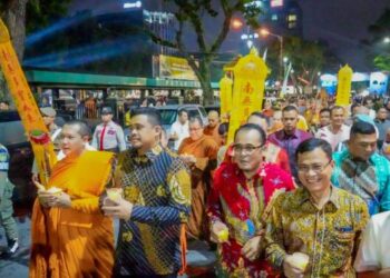 Peringatan Hari Raya Waisak, Bobby Ikut Pawai Lilin Bersama Umat Buddha