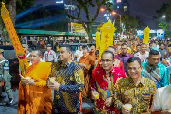 Foto: Wali Kota Medan Bobby Nasution dan Wakil Wali Kota Medan Aulia Rachman mengikuti pawai lilin bersama umat Buddha, Minggu (19/5/2024).