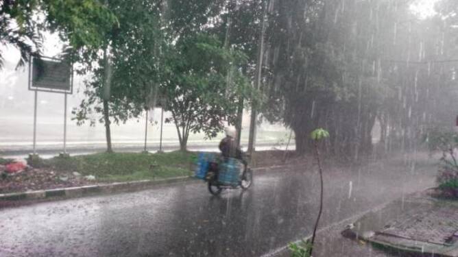 Foto: Hujan turun dengan intensitas tinggi.