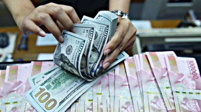 Foto: Pelemahan rupiah terhadap dolar AS terus berlanjut. Sejumlah bank mulai menjual dolar AS pada Rp 16.500.