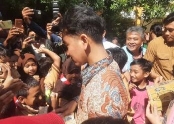 Gibran Bagi-bagi Buku Bersampul Jan Ethes ke Anak SD